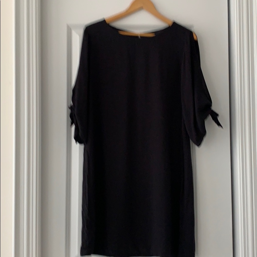Open shoulder tie up sleeve dress